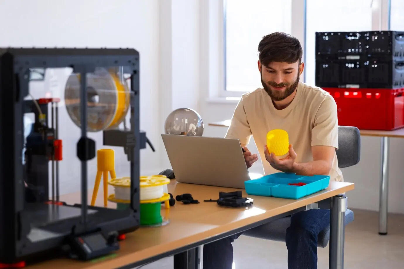 Дизайнер пользуется 3D-принтером